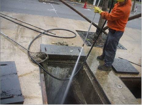 阿鲁科尔沁池底污泥如何清理